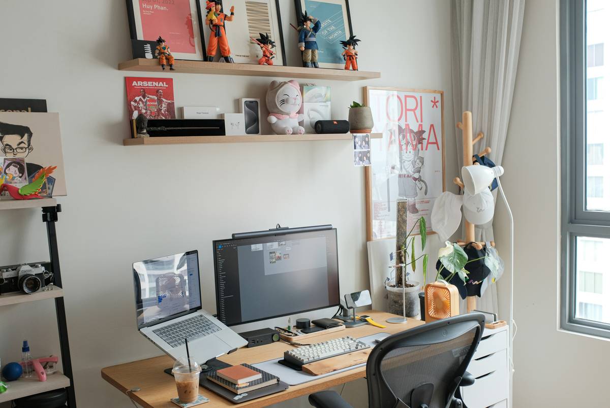 Infographic showing key components of a basic streaming setup including camera, mic, laptop, and lighting.